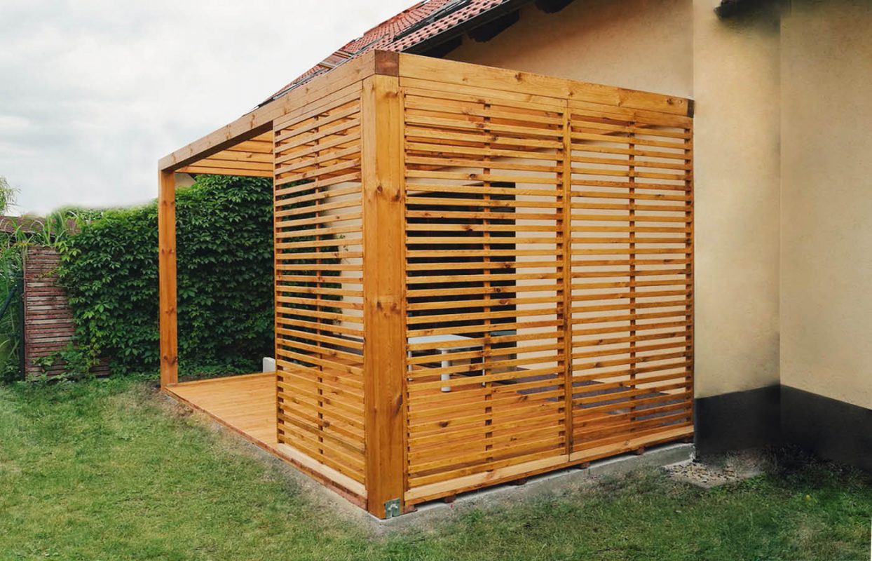 Drewniane zadaszenie tarasowe typu pergola nowoczesna z drewnianym tarasem. Montaż w okolicy Wrocławia i całej Polsce.