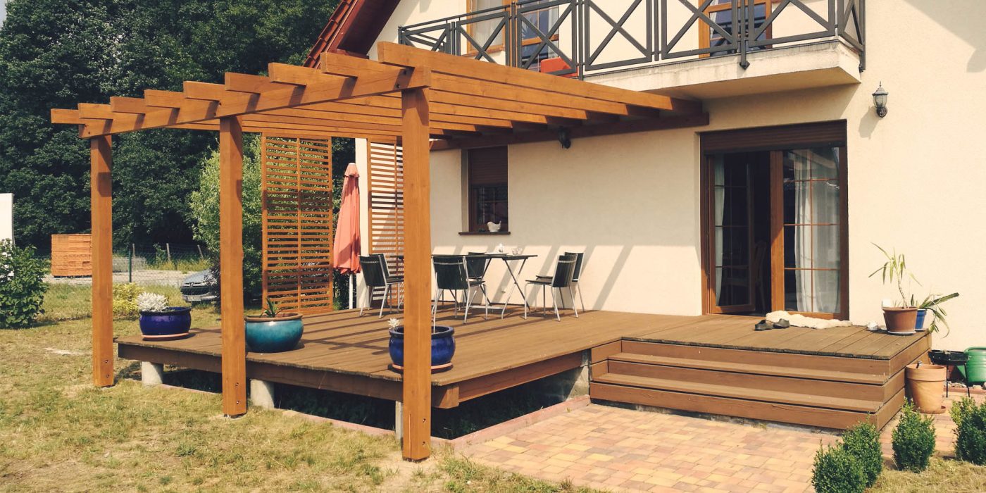 Drewniane zadaszenie tarasowe w tradycyjnym stylu typu pergola tradycyjna z drewnianym tarasem. Montaż w okolicy Wrocławia i całej Polsce.